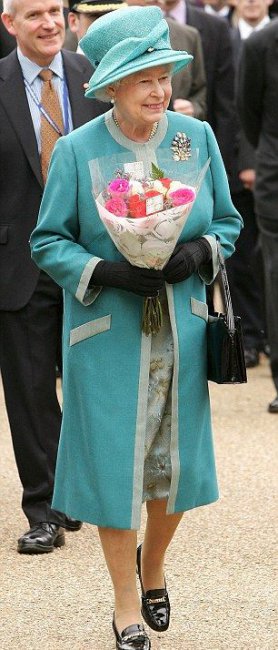 Британская королева 50 лет носит одинаковые туфли