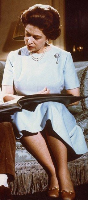 Британская королева 50 лет носит одинаковые туфли