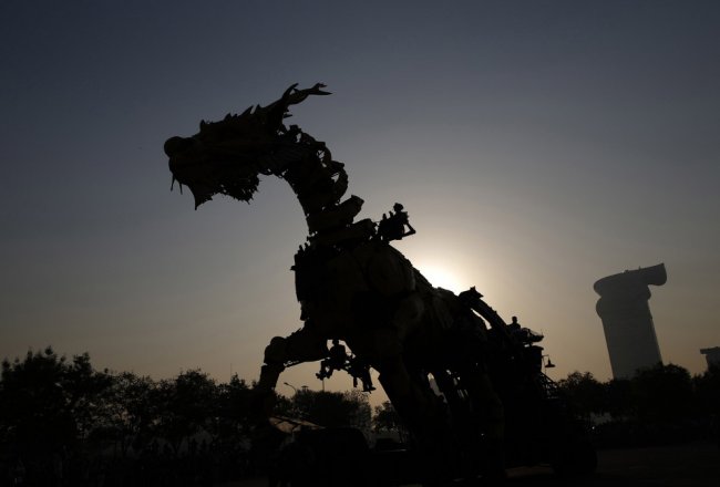 Огнедышащий дракон-лошадь посетил Пекин