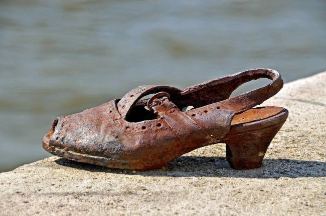 Обувь на набережной в Будапеште