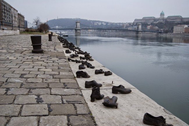 Обувь на набережной в Будапеште