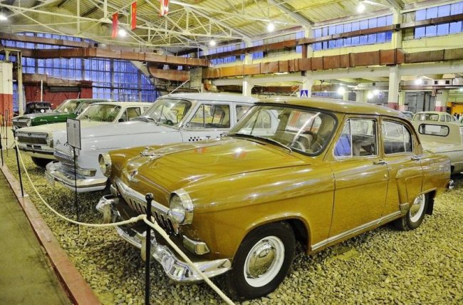 Экскурсия по самому крупному в мире музею советских автомобилей