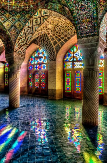 Уникальные витражи в интерьере мечети Насир аль-Мульк