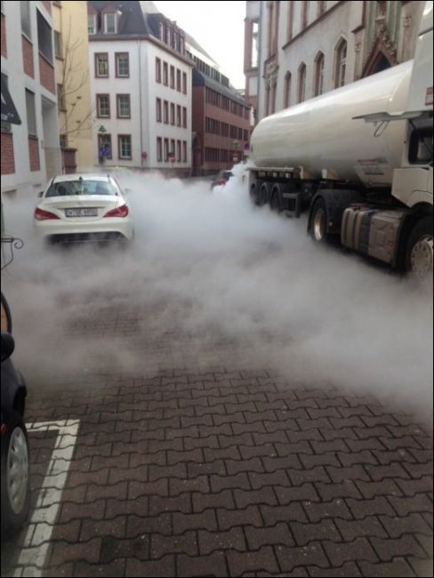 Белый «туман» в городе Майнц в Германии