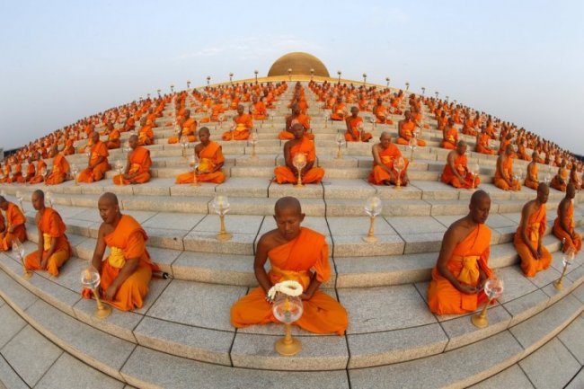 Буддийские монахи отметили праздник Макха Буча