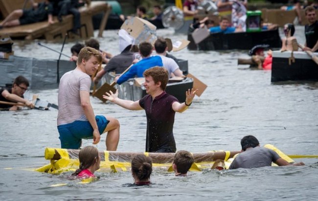 Гонка студентов Кембриджа на лодках из картона