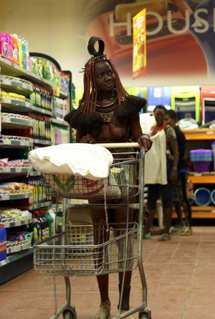 Женщина из племени Химба в супермаркете