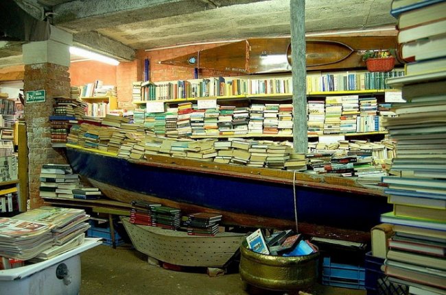 В Венеции даже книги – в гондолах: оригинальная книжная лавка