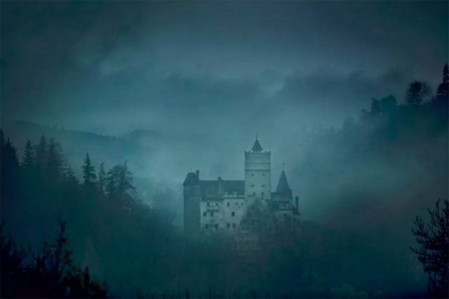 Ночь Хэллоуина в гробу в замке Дракулы