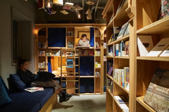 Новый тематический хостел в Киото предлагает переночевать на книжной полке
