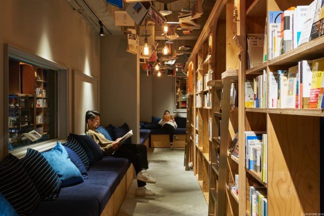 Новый тематический хостел в Киото предлагает переночевать на книжной полке