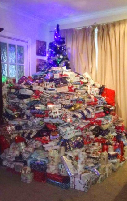 96 подарков каждому: мама балует своих детей, покупая им гору подарков на Рождество