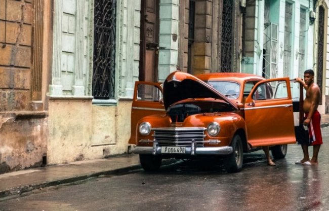 Ухоженные классические тачки на Кубе