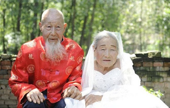 После 80 лет совместной жизни супружеская пара наконец-то сделала свадебную фотосессию
