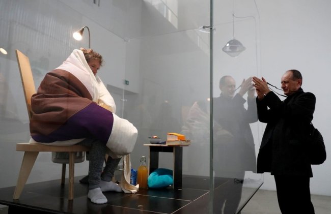 В музее Парижа художник-акционист высиживает цыплят
