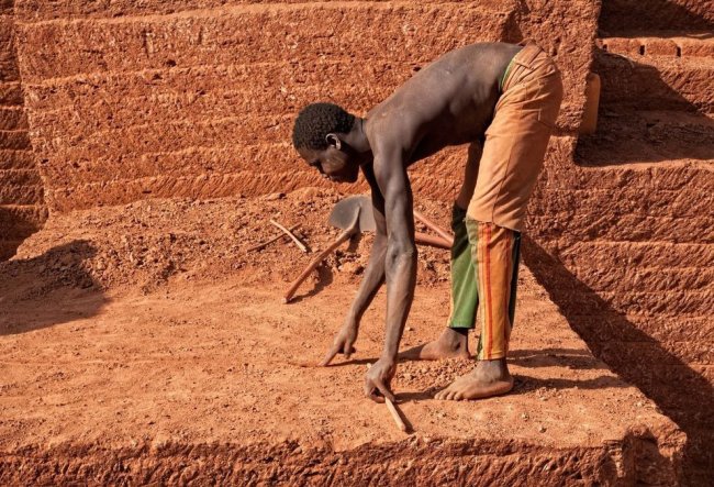Особенности национальной работы: кирпичный карьер в Буркина-Фасо
