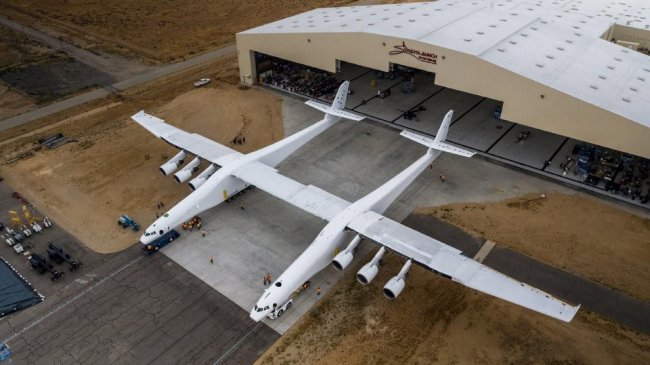 Stratolaunch – самый большой с мире самолет