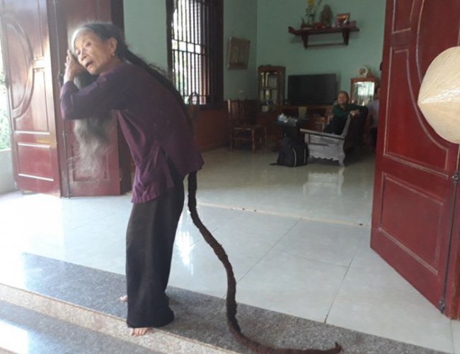 81-летняя дама из Вьетнама отрастила волосы до 3 метров