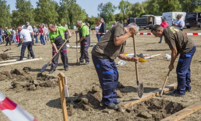 Соревнования могильщиков в Венгрии