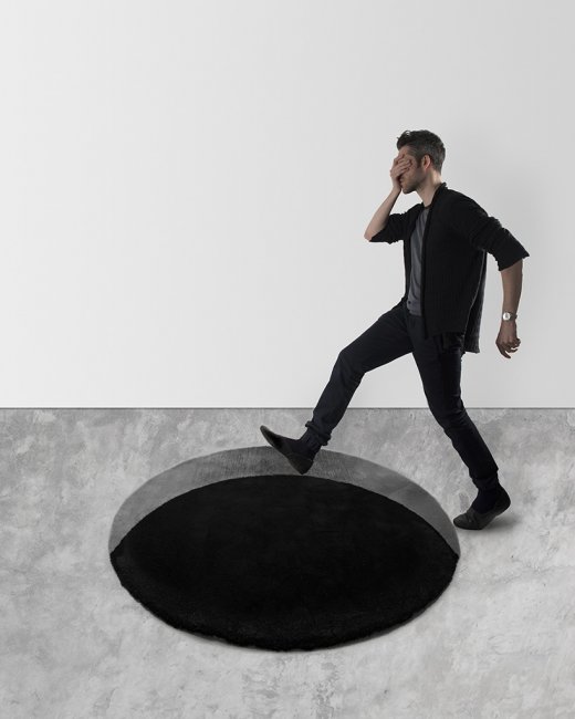 Дизайнер создал коврик, который выглядит как черная дыра