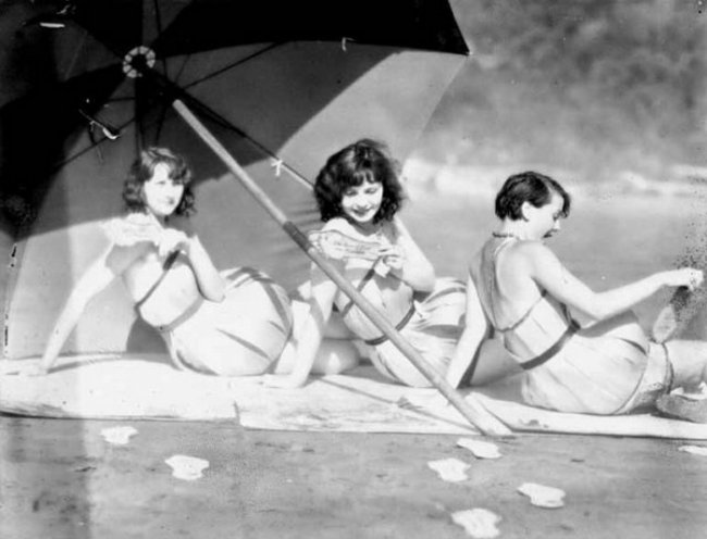 Необычные деревянные купальники в США в конце 1920-х годов