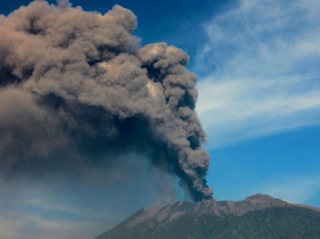Десятки тысяч человек заблокированы, поскольку из-за вулкана на Бали закрыт аэропорт 