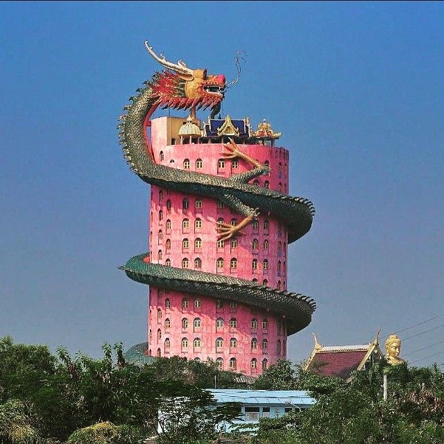 80-метровый храм, обвитый гигантским драконом