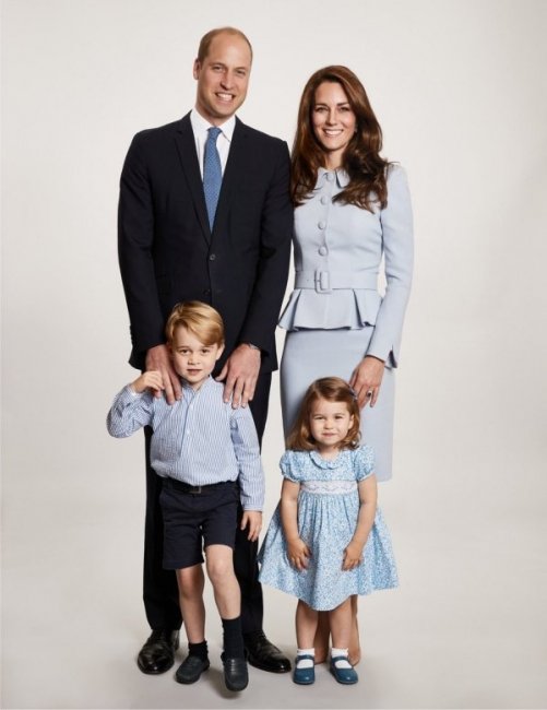 На официальном сайте Кенсингтонского дворца появилась рождественская фото - открытка супругов Кейт Миддлтон и принца Уильяма с детьми