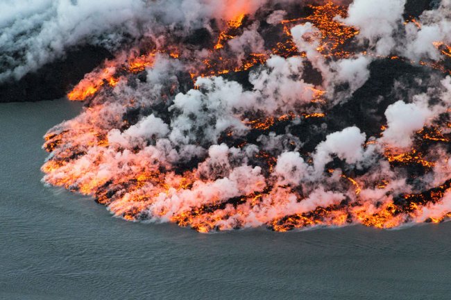 Почему происходят извержения вулканов?