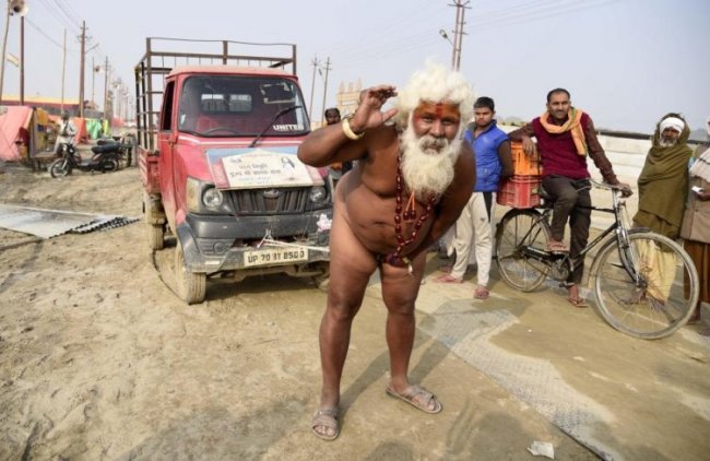 Индуистский садху протащил грузовик пенисом