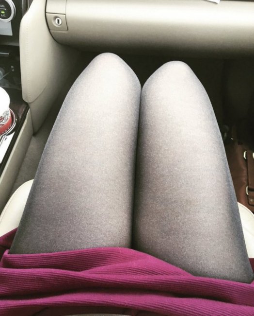 Девушки в коротких юбках в авто