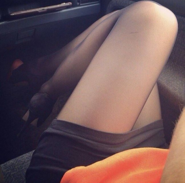 Девушки в коротких юбках в авто