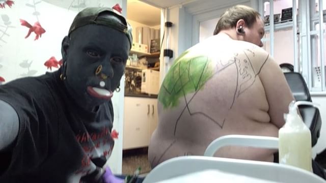 Татуировщик решил покрыть все тело черной краской