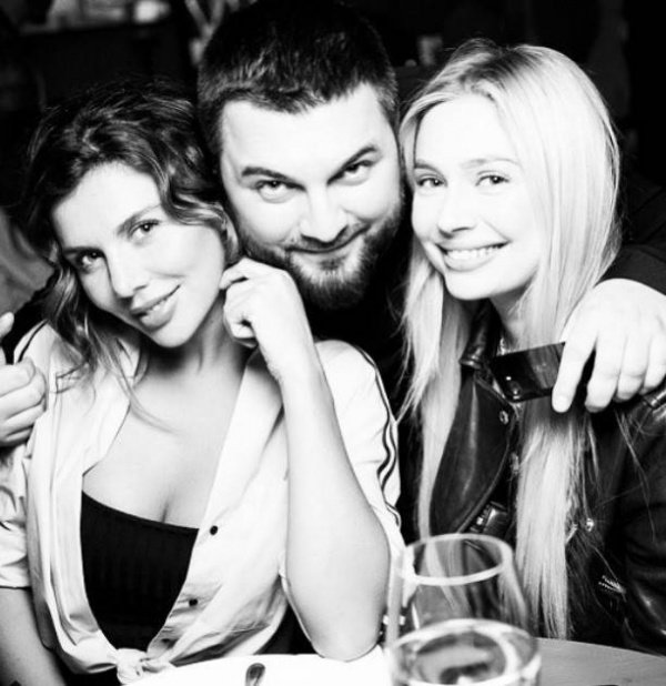 Анна Седокова опубликовала эротическое фото из ночного клуба