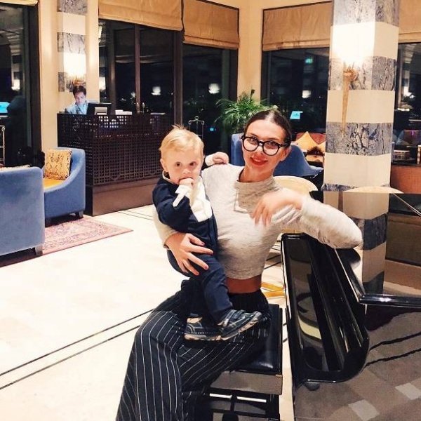 Роскошная Анна Седокова опубликовала новое фото с маленьким сыном