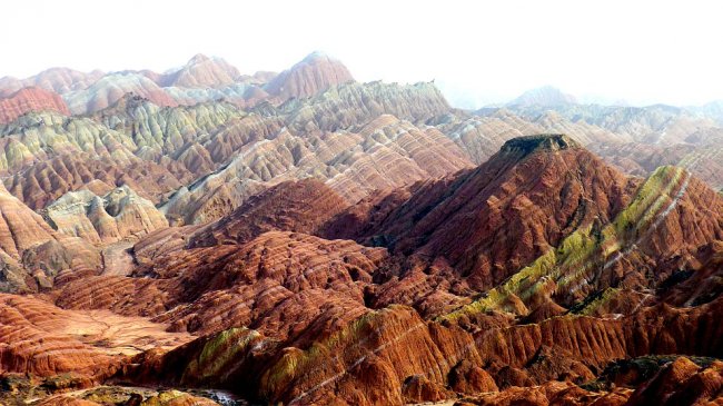 Разноцветные горы в Китае
