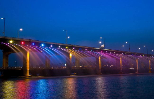 Лунная радуга — самый длинный в мире фонтан на мосту