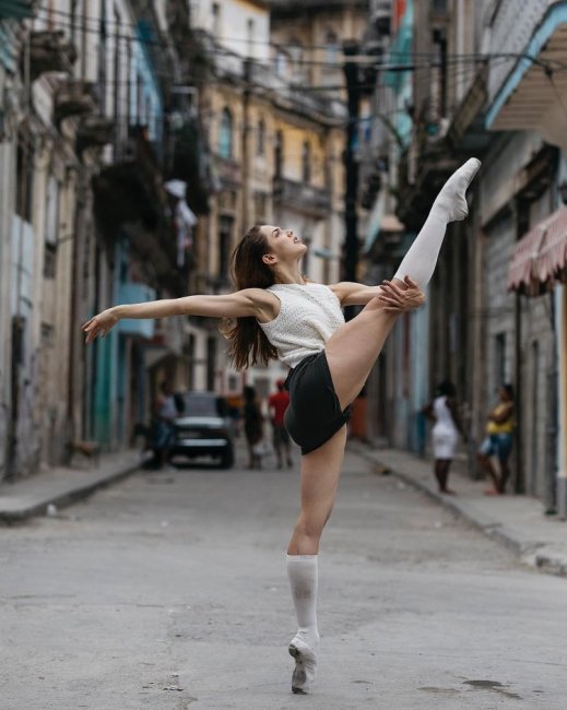 Уличные портреты балерин от Melika Dez