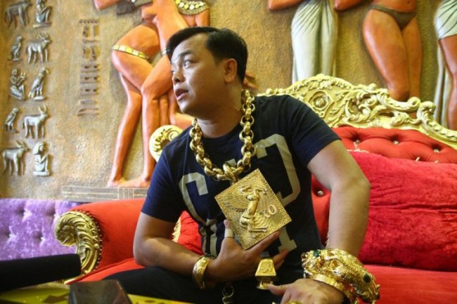 «На удачу»: вьетнамец носит на себе 13 кг золота