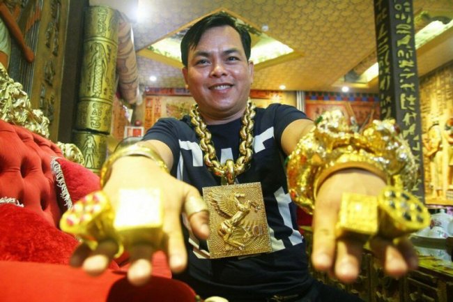 Предприниматель из Вьетнама носит на себе 13 кг золота