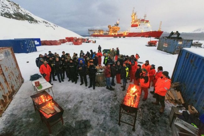 Ученые в Антарктике питаются как в ресторане