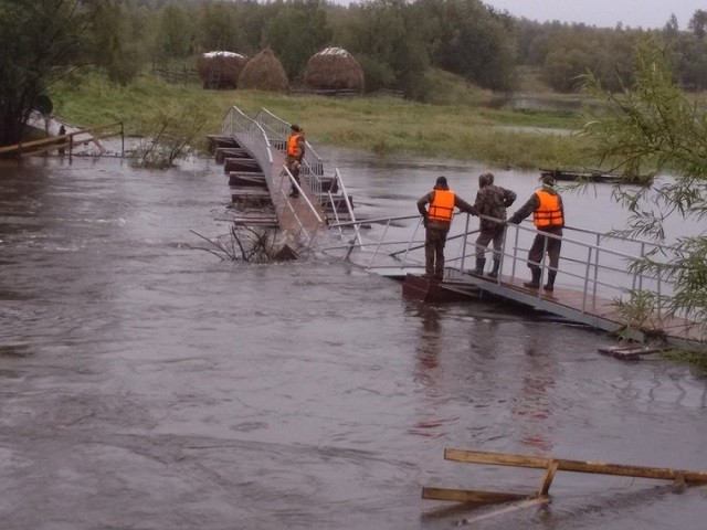 На Урале мост, который жители ждали в течение 2 лет сломался (4 фото)