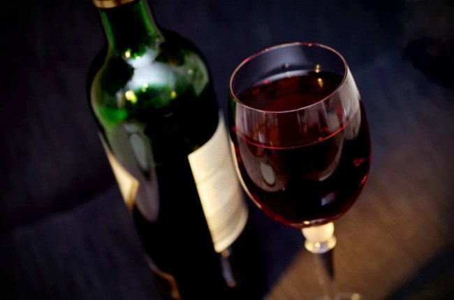 Как открыть вино, если под рукой нет штопора (9 фото)