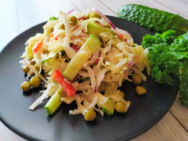 Небанальный салат из свежих овощей с пикантной заправкой
