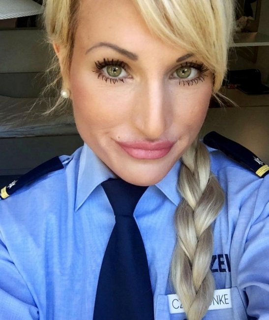 Женщина-полицейский ушла с работы, чтобы стать доминатрикс