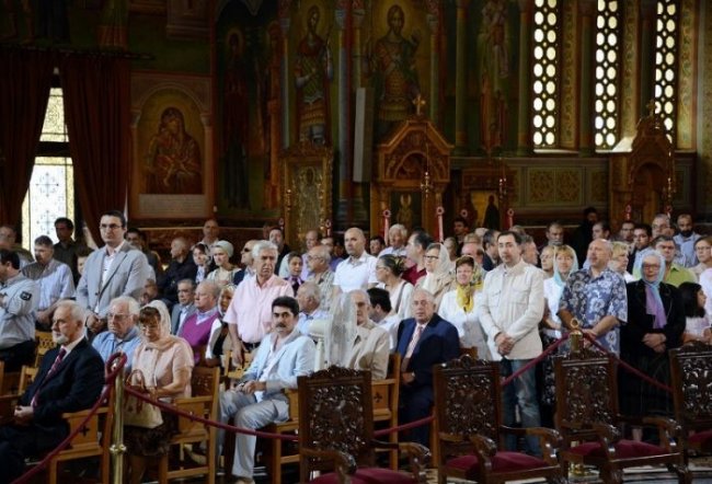 Почему во время молитвы православные стоят, а католики сидят