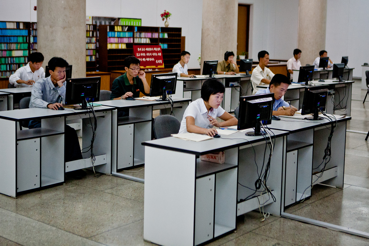 Факты о северной корее. Корейские компьютеры. Северная Корея секретные фото. Фото Red os Северной Кореи. Интересные факты о Северной Корее.