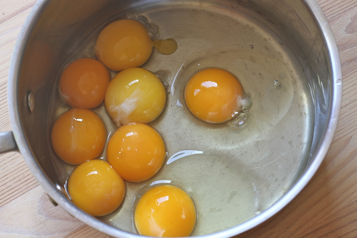 Почему пьют сырые яйца. Сырое яйцо. Желток яйца. Сырой желток. Сырые яйца сальмонеллез.