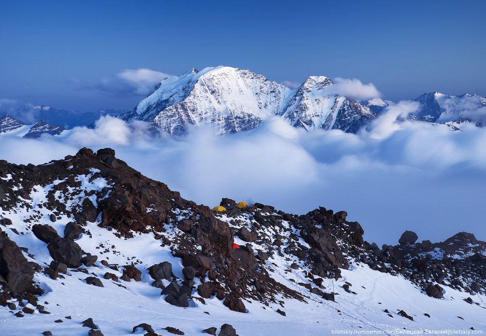 Шапка Эльбрус 5642. Облако на горе Эльбрус. Красивое фото Эльбруса самая высокая гора в Европе 5642 м. Эльбрус 1829 год. Клипы эльбруса