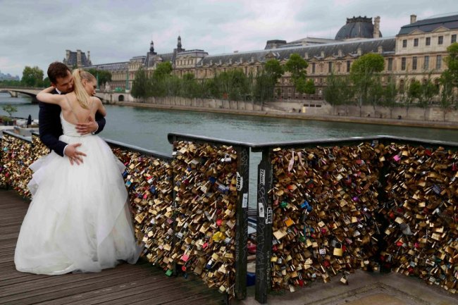 Миллион доказательств любви сняли с Pont des Arts в Париже